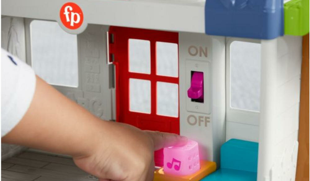 FISHER-PRICE-WESOLY-DOMEK zabawka nauka literki liczenie kolory powitania punkty aktywacja radio przełącznik światło tablet lodówka toaleta przycisk zasilanie baterie