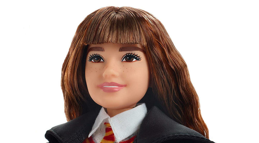 MATTEL-HERMIONA-FYM51 postać długie kręcone włosy grzywka piegi szkolny mundurek