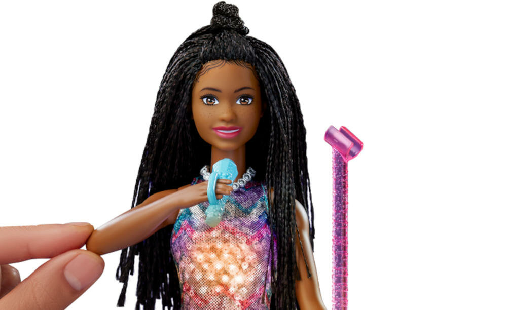 MATTEL-BARBIE-BIG-CITY-BROOKLYN-GYJ24 mikrofon muzyka światełka sukienka ruchome elementy ręka ruchy taneczne zabawa muzyka