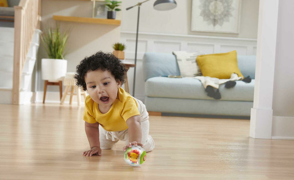 MATTEL-FISHER-PRICE-RUCHY-HFJ94 kuleczka lew grzechotka zabawa raczkowanie toczenie