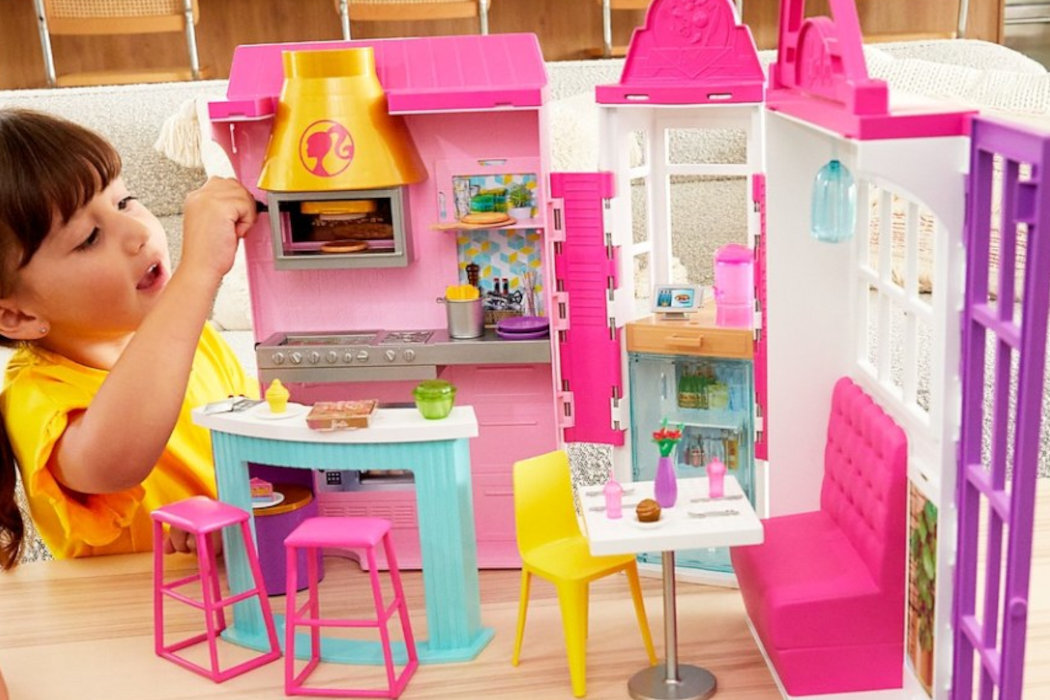 Barbie MATTEL Restauracja Zestaw GXY72 bogaty wybór kolorowych akcesoriów ponad 30 elementów lada obrotowa patera boks na patio piec na pizzę