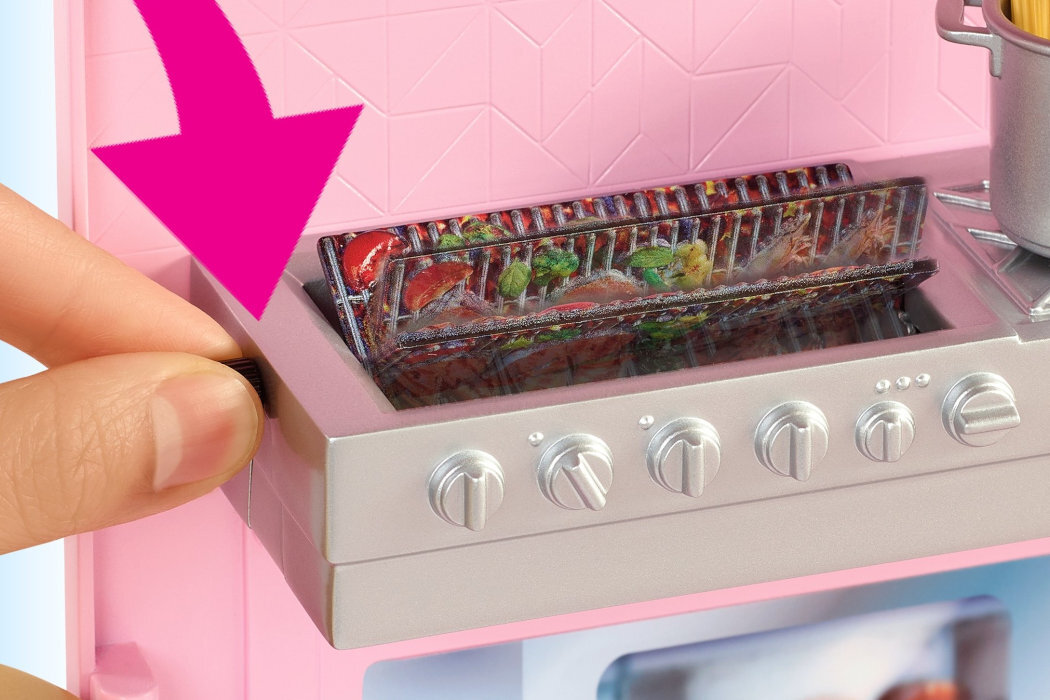 Barbie MATTEL Restauracja Zestaw GXY72 przyjmować zamówienia w okienku obsługiwać gości przy ladzie boks na patio obrotowy grill obrotowa patera piec na pizzę nowoczesne wnętrze 6 obszarów zabawy