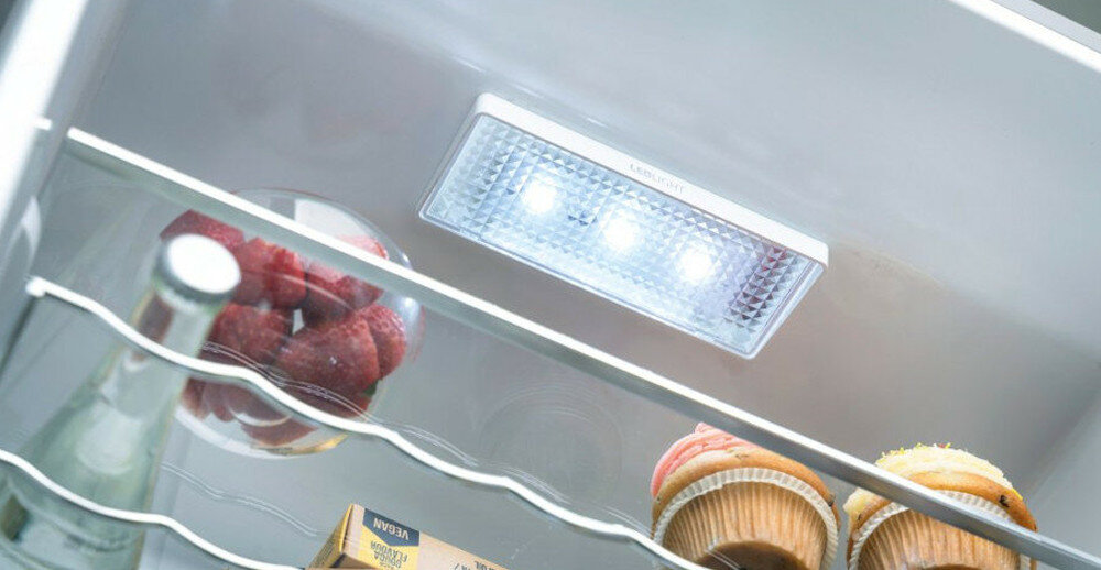 LODÓWKA HISENSE RB470N4BFD oświetlenie LED żarówki zawartość