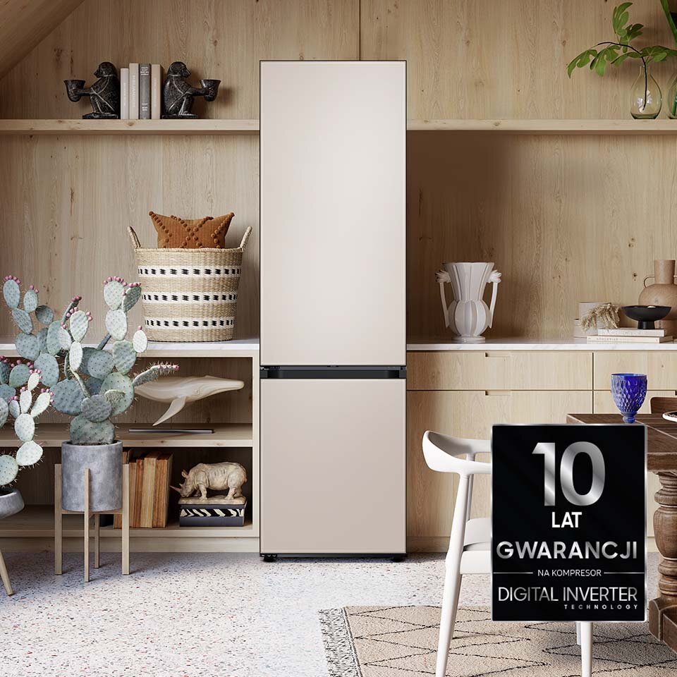 Zastosowany w lodówce Samsung BESPOKE RB38A7B6DAP/EF kompresor inwerterowy posiada 10 lat gwarancji, o czym informuje oznaczenie na zdjęciu chłodziarko-zamrażarki w kolorze satynowego beżu dopasowanej do zabudowy z jasnego drewna Zastosowany w lodówce Samsung BESPOKE RB38A7B6DAP/EF kompresor inwerterowy posiada 10 lat gwarancji, o czym informuje oznaczenie na zdjęciu chłodziarko-zamrażarki w kolorze satynowego beżu dopasowanej do zabudowy z jasnego drewna