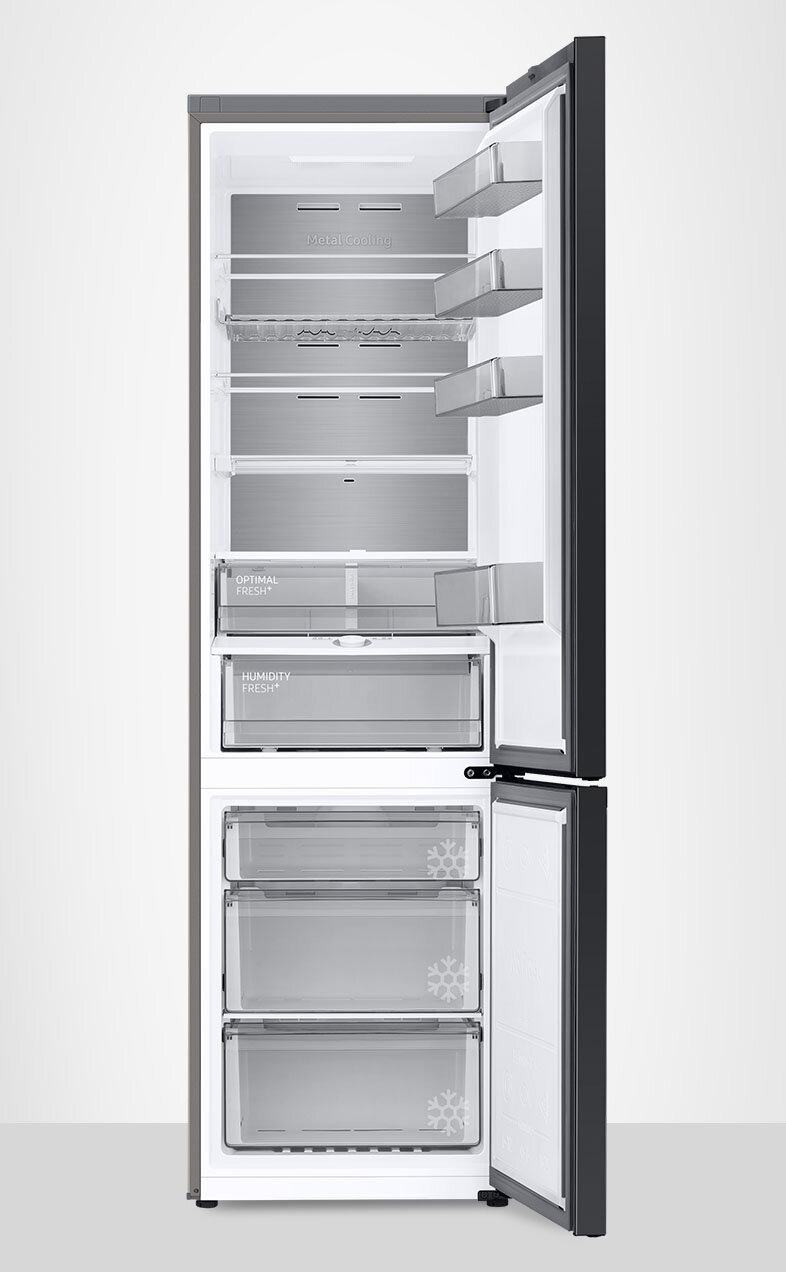 Zdjęcie pustego wnętrza lodówki RB38A7B6EAP podkreślające wygodny układ półek i pojemników