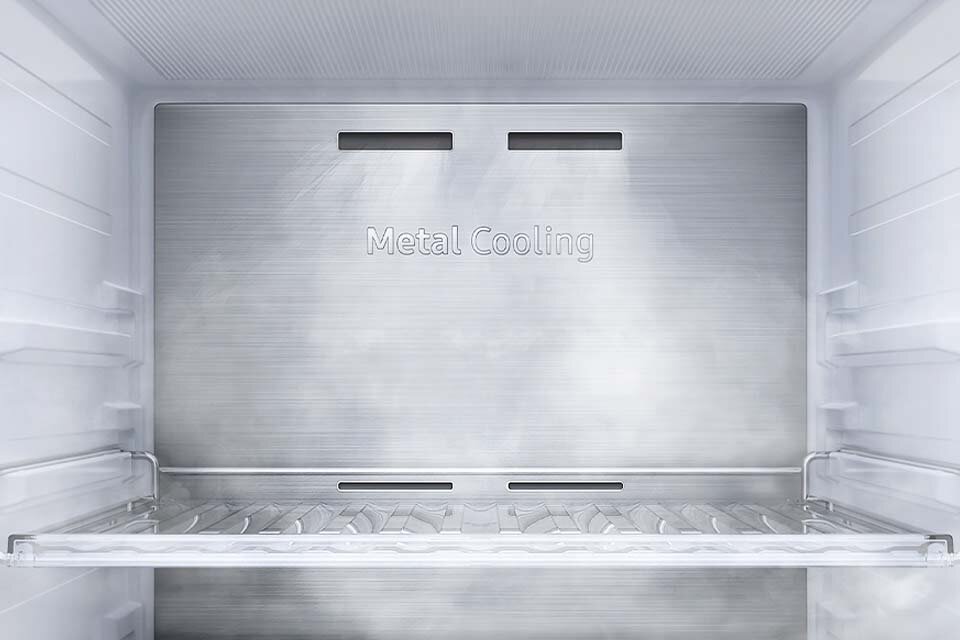 Przybliżenie chłodzącego panelu Metal Cooling, który odpowiedzialny jest za studzenie ciepłego powietrza dostającego się do wnętrza urządzenia.