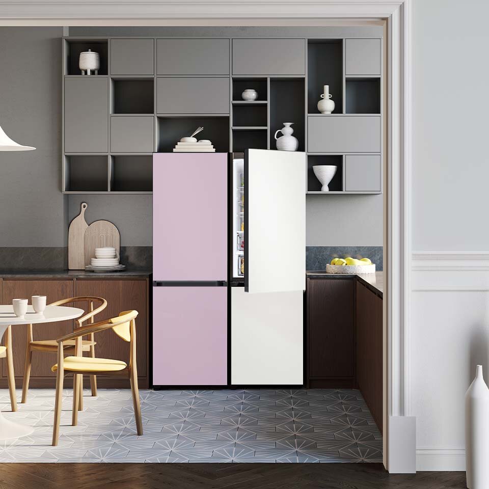 Zdjęcie wnętrza urządzonego w stylu skandynawskim, w którym postawione zostały dwie lodówki Samsung BESPOKE. Takie rozwiązanie możesz uzyskać, robiąc zakupy w sklepie Media Expert.