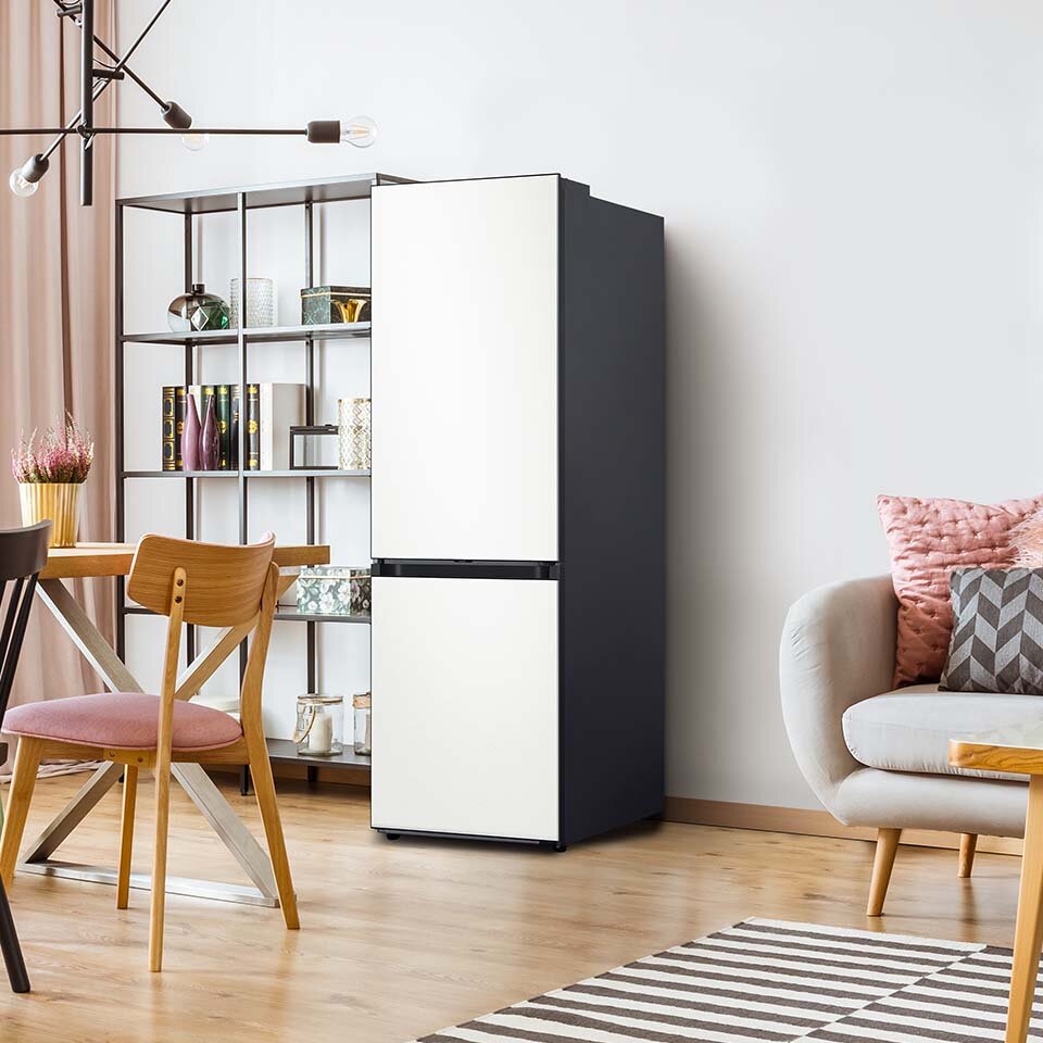 Zdjęcie, na którym alabastrowa biel lodówki Samsung BESPOKE wkomponowuje się w jasną przestrzeń pomieszczenia dziennego.