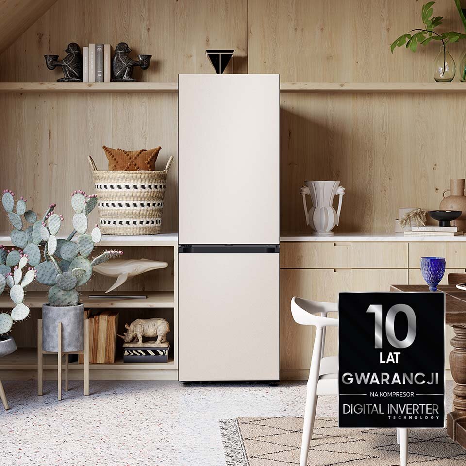 Zdjęcie modelu RB34A7B5DAP wstawionego do pomieszczenia z drewnianymi elementami. Urządzenie, które fabrycznie pozbawione jest panelu drzwiowego, wyposażone zostało we front w kolorze kremowego beżu. Dodatkowo zdjęciu towarzyszy informacja o 10-letniej gwarancji na kompresor Digital Inverter.
