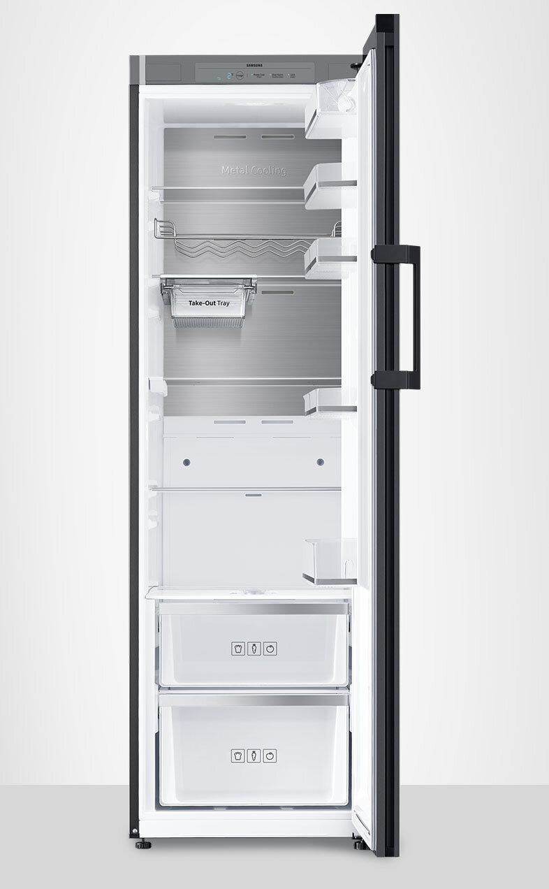Zdjęcie wnętrza lodówki Samsung BESPOKE RR39A7463AP/EO pokazuje rozkład półek i szuflad