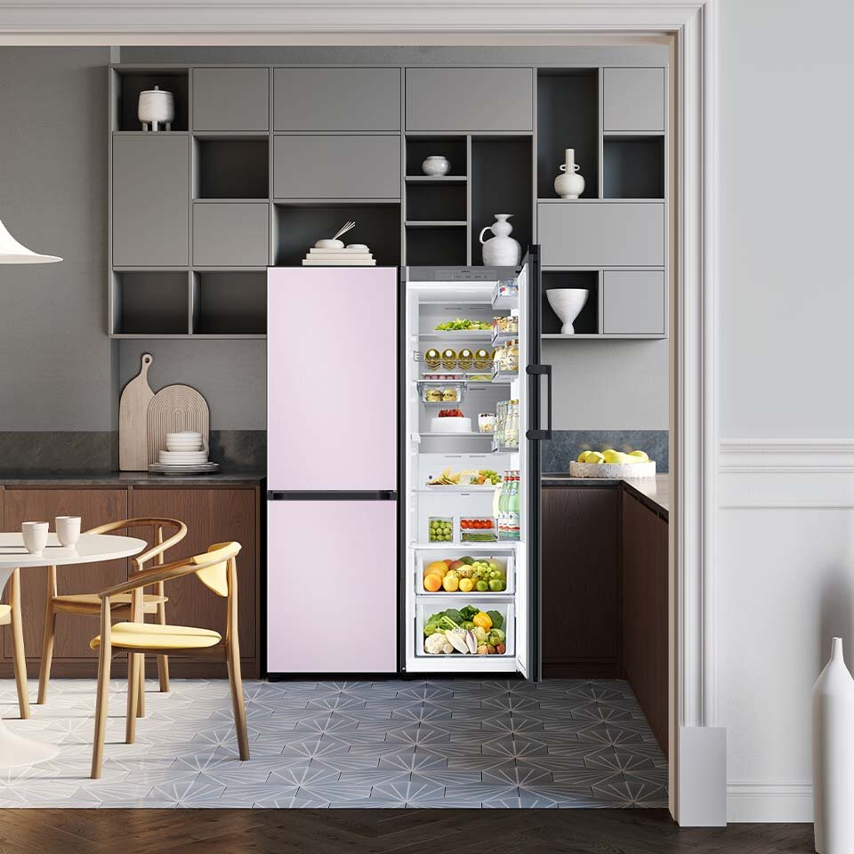 Na zdjęciu widać urządzenia Samsung BESPOKE w jasno umeblowanej kuchni