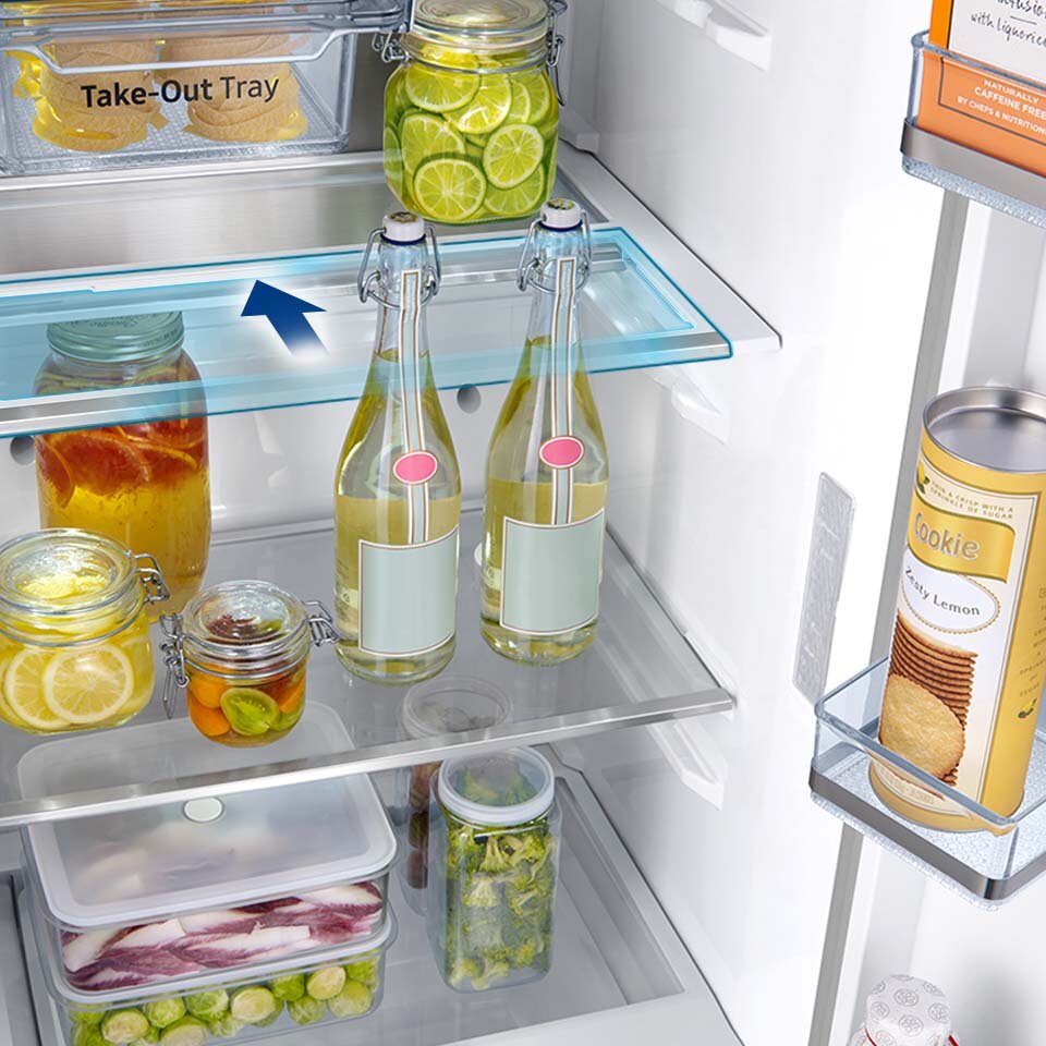 Na zdjęciu widać składaną półkę, która pozwala przechowywać nawet wysokie obiekty, takie jak pojemniki, butelki czy torty