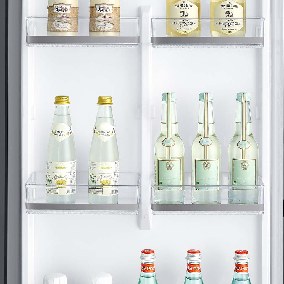 Zdjęcie prezentuje ergonomiczne regulowane pojemniki drzwiowe w lodówce Samsung BESPOKE