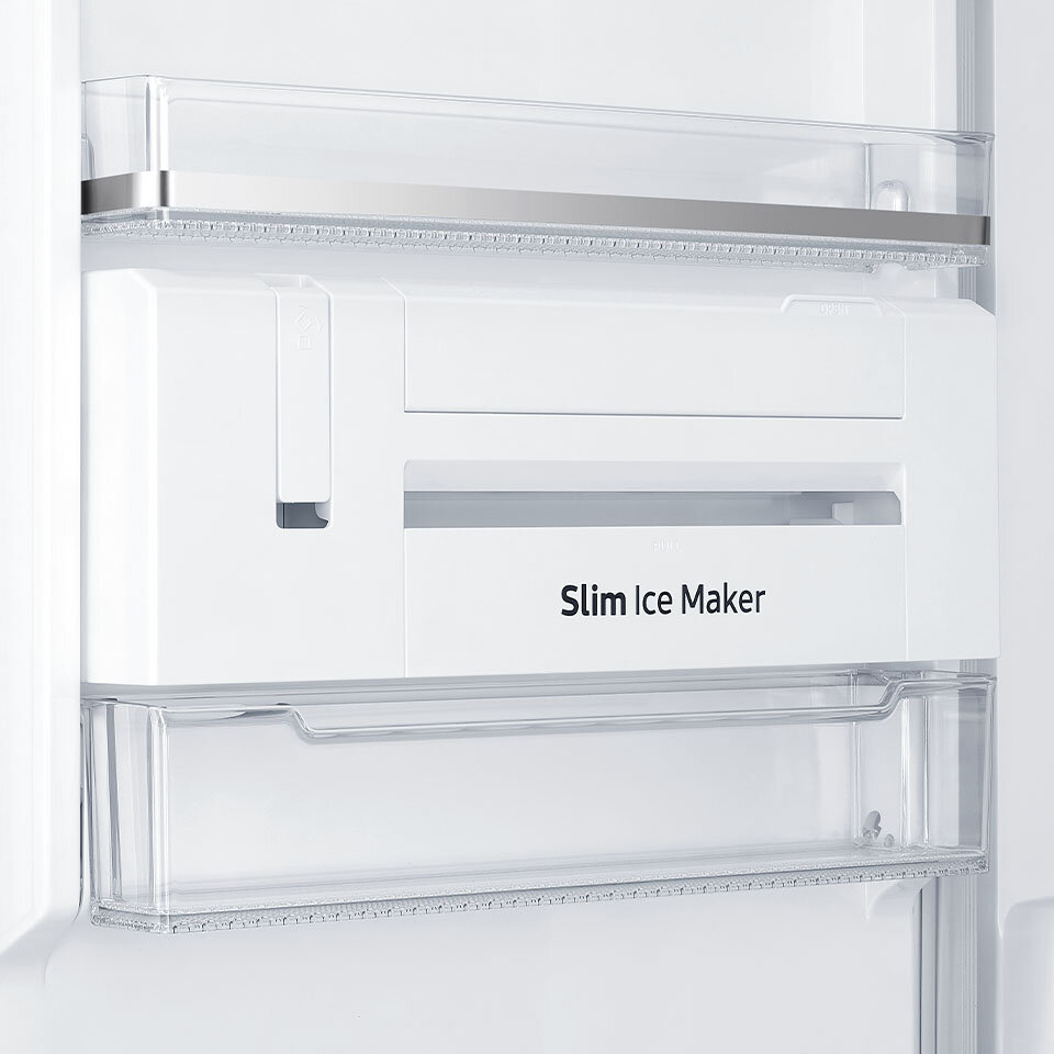 Na drzwiach modelu RZ32A7485AP umieszczono kostkarkę Slim Ice Maker, którą wyróżnia ergonomiczny kształt. Na drzwiach modelu RZ32A7485AP umieszczono kostkarkę Slim Ice Maker, którą wyróżnia ergonomiczny kształt.