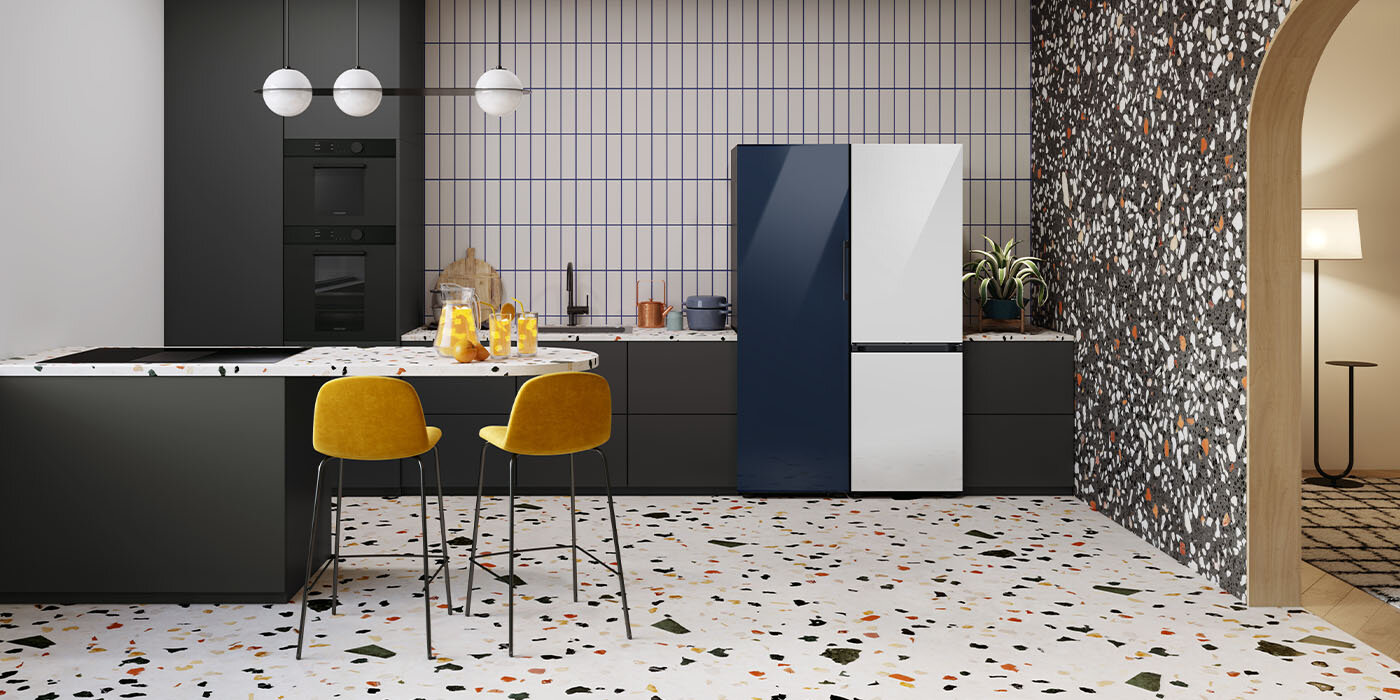 Ilustracja przedstawia nowocześnie urządzoną kuchnię, w której istotną rolę odgrywają świetnie dobrane urządzenia Samsung z serii BESPOKE. Ilustracja przedstawia nowocześnie urządzoną kuchnię, w której istotną rolę odgrywają świetnie dobrane urządzenia Samsung z serii BESPOKE.