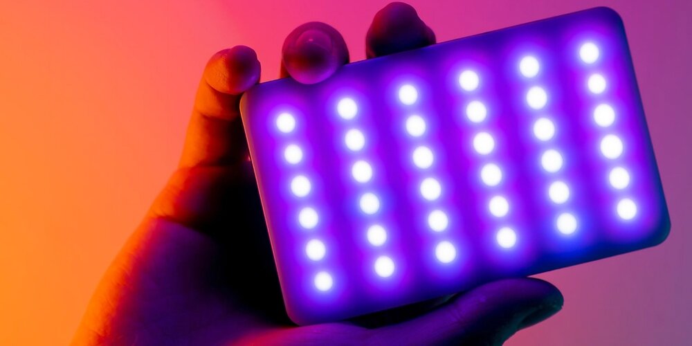 Lampa LED Ulanzi VL120 trzymana w dłoni