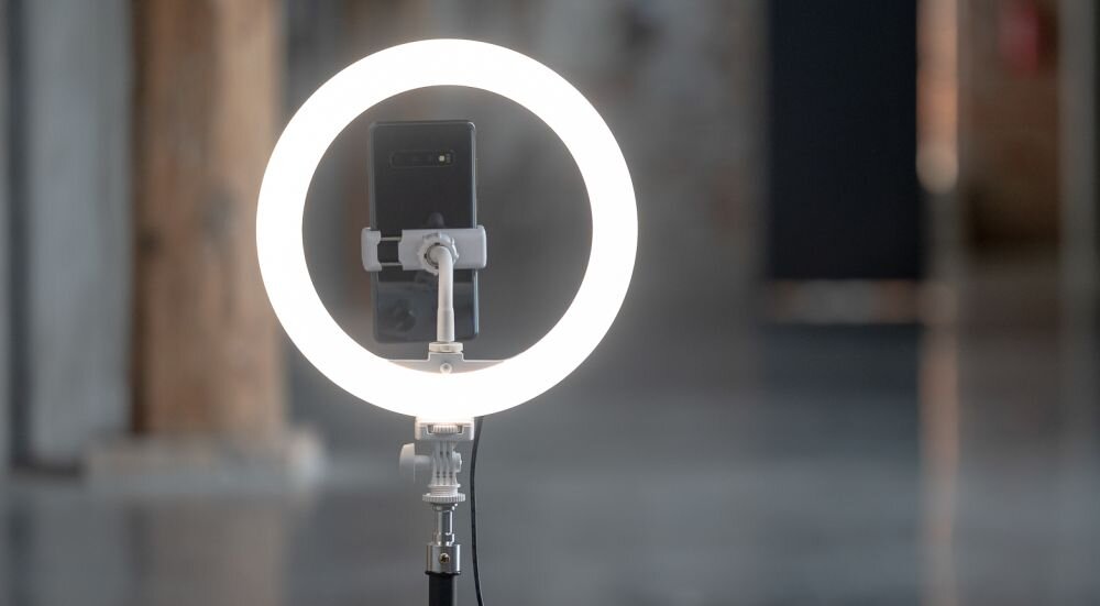 Lampa pierścieniowa LED NEWELL RL-10A barwa jasność zasilanie bateria montaż aparat zdjęcia filmy obsługa regulacja waga led wymiary