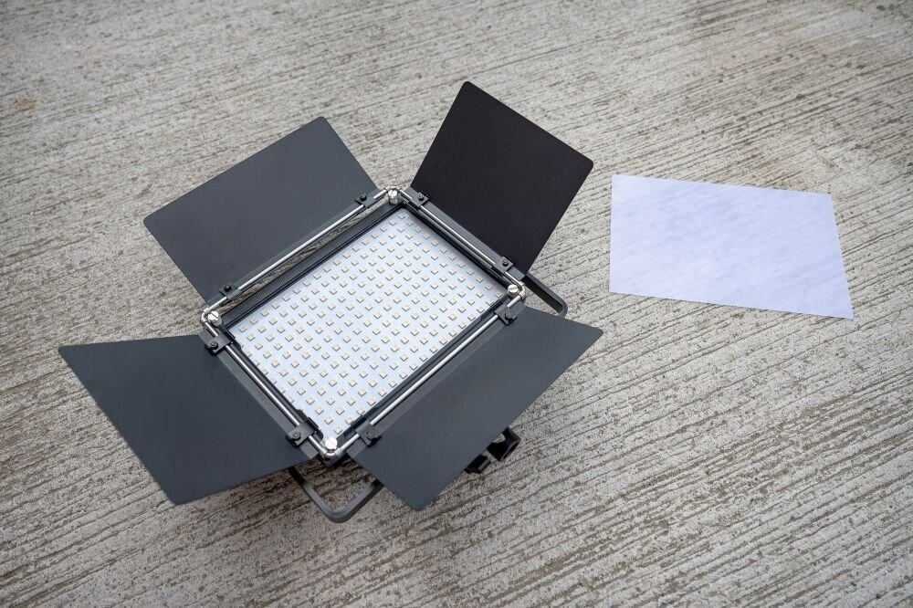 Lampa LED NEWELL RGB Vividha Max barwa jasność zasilanie bateria montaż aparat zdjęcia filmy obsługa regulacja waga led wymiary