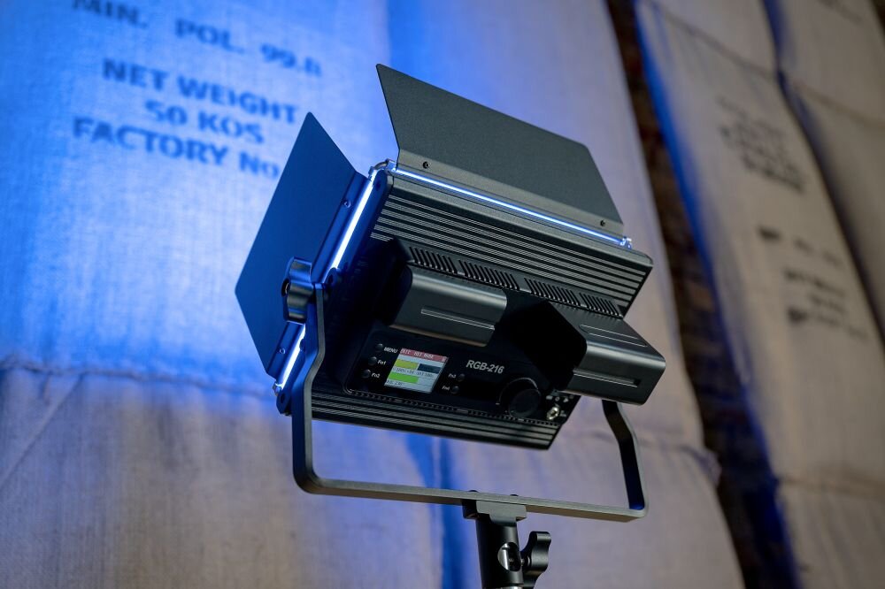 Lampa LED NEWELL RGB Vividha Max barwa jasność zasilanie bateria montaż aparat zdjęcia filmy obsługa regulacja waga led wymiary