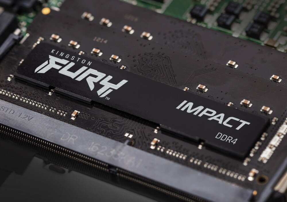 Pamięć RAM KINGSTON Fury Impact 32GB 3200MHz Zbliżenie na pojedynczy czarny moduł pamięci z napisem 'FURY' i 'IMPACT DDR4' zamontowany w gnieździe komputera, funkcja Plug N Play, dostosowanie parametrów