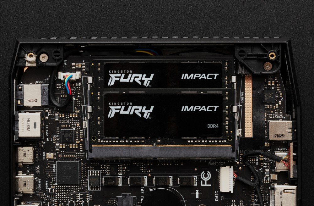 Pamięć RAM KINGSTON Fury Impact 32GB 3200MHz Dwa moduły pamięci z logo 'FURY' i napisem 'IMPACT DDR4' zamontowane w małym komputerze z widoczną płytą główną, profile Intel XMP, podkręcenie