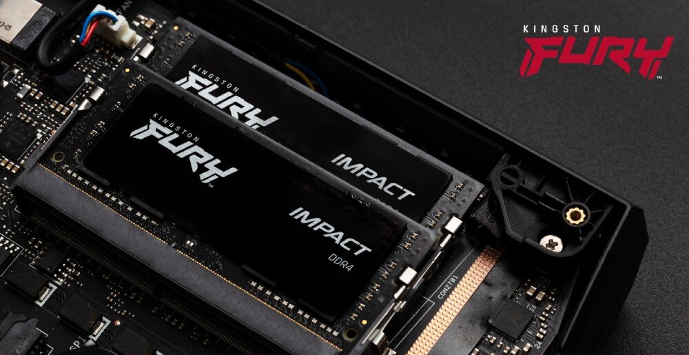 Pamięć RAM KINGSTON Fury Impact 32GB 3200MHz Dwa czarne moduły pamięci z logo 'FURY' i napisem 'IMPACT DDR4' zamontowane wewnątrz laptopa na płycie głównej, opis