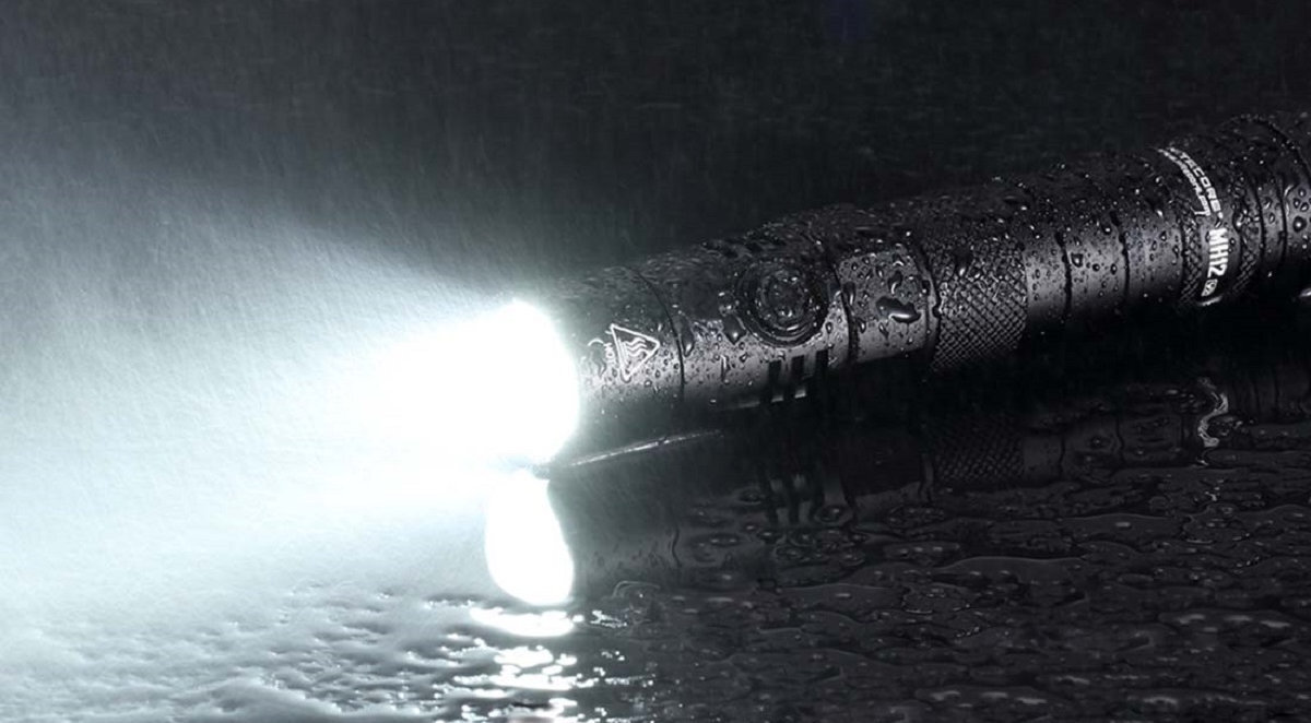 Latarka NITECORE MH12 intensywna strona swiatla