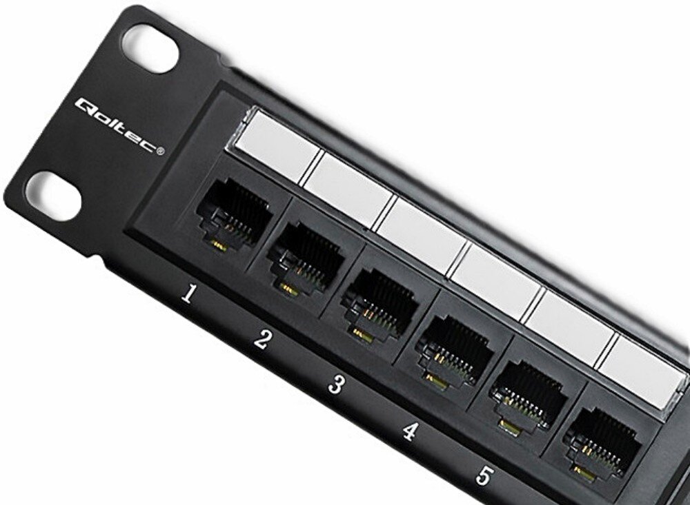 Patch panel Rack QOLTEC 54474 Zbliżenie na fragment panelu z pięcioma portami RJ45 oznaczonymi numerami od 1 do 5, widoczna jest też część metalowej ramki z otworem montażowym po lewej stronie, opis