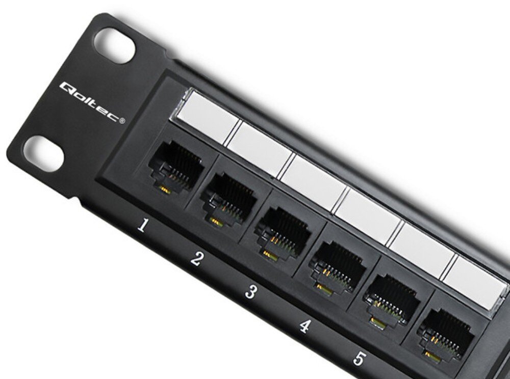 Patch panel Rack QOLTEC 54475 Zbliżenie na fragment panelu z pięcioma portami RJ45 oznaczonymi numerami od 1 do 5, widoczna jest też część metalowej ramki z otworem montażowym po lewej stronie, opis