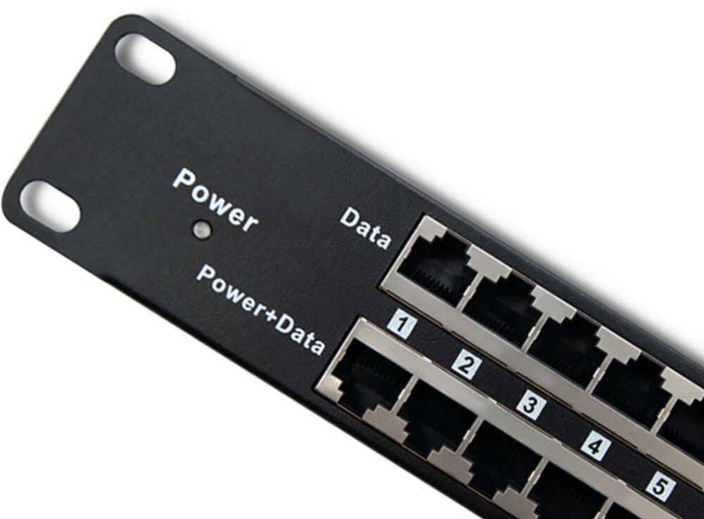 Patch panel RACK QOLTEC 54477 Zbliżenie na fragment panelu z widocznymi portami RJ45 oznaczonymi numerami oraz napisami 'Power', 'Data' i 'Power+Data' po lewej stronie, opis