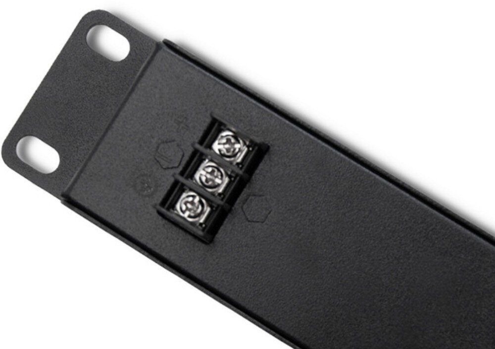 Patch panel RACK QOLTEC 54477 Zbliżenie na fragment panelu z trzema śrubowymi złączami z oznaczeniami biegunów i otworami montażowymi po bokach, wysokość, kompatybilność