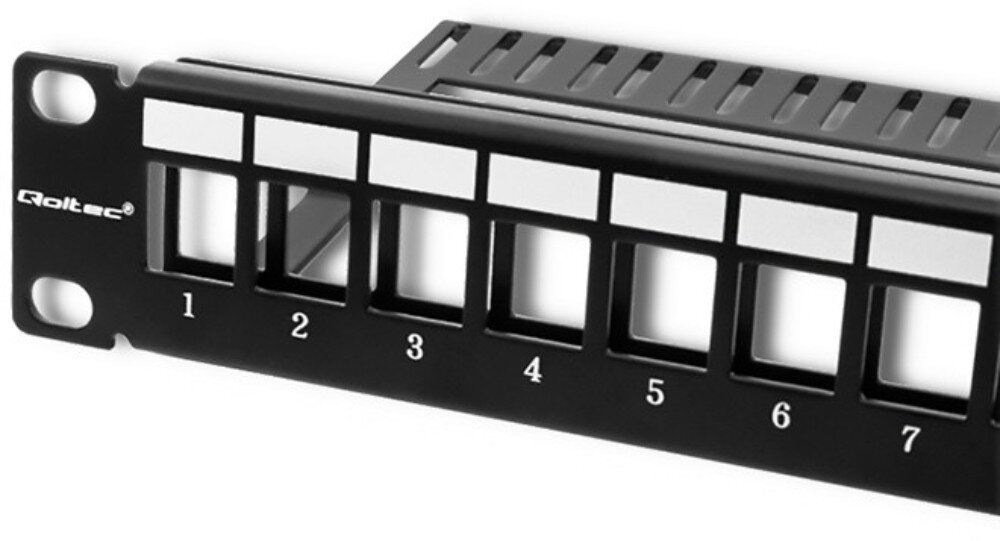 Patch panel QOLTEC 54479 fragment czarnego panelu z ośmioma ponumerowanymi otworami oznaczonymi cyframi od 1 do 7, z miejscem na złącza sieciowe i białymi polami opisowymi nad każdym otworem, opis