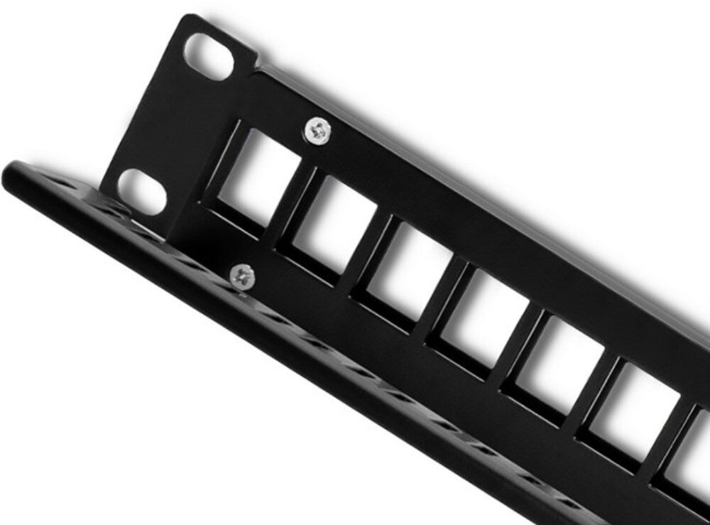 Patch panel QOLTEC 54479 zbliżenie na krawędź czarnego panelu z kilkoma otworami montażowymi i śrubami mocującymi w metalowej konstrukcji, kompatybilność