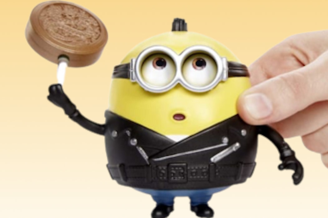 Figurka MATTEL Minionki Otto rzut kamieniem GMD93 akcja