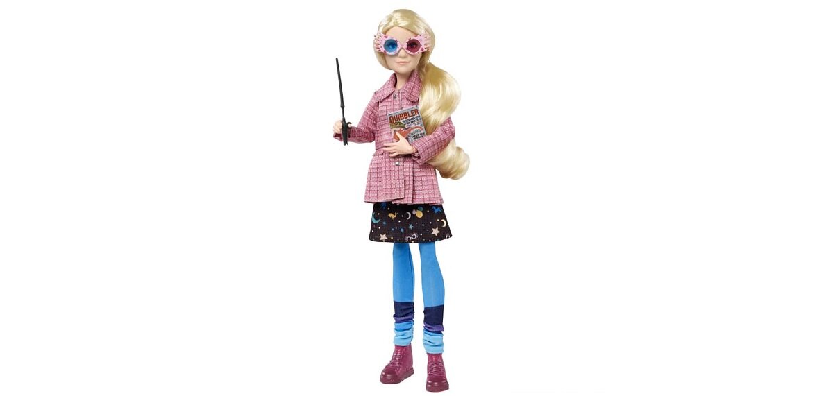 lalka MATTEL Harry Potter Luna Lovegood GNR32 sceny Rowling magia czary fani kolekcjonerzy Stylowa płaszcz spódniczka rajstopy wymiary widmokulary różdżka