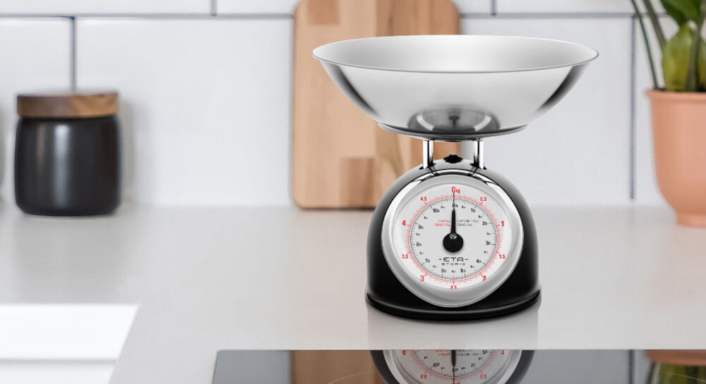 Waga kuchenna ETA Storio 577790020 czarna waga duży wskaźnik srebrna misa urządzenie stoi na blacie do ważenia składników aż do 5 kg precyzja do 25 g funkcja zmiany jednostek gramy kilogramy funty uncje funkcjonalność kreatywność dokładność 