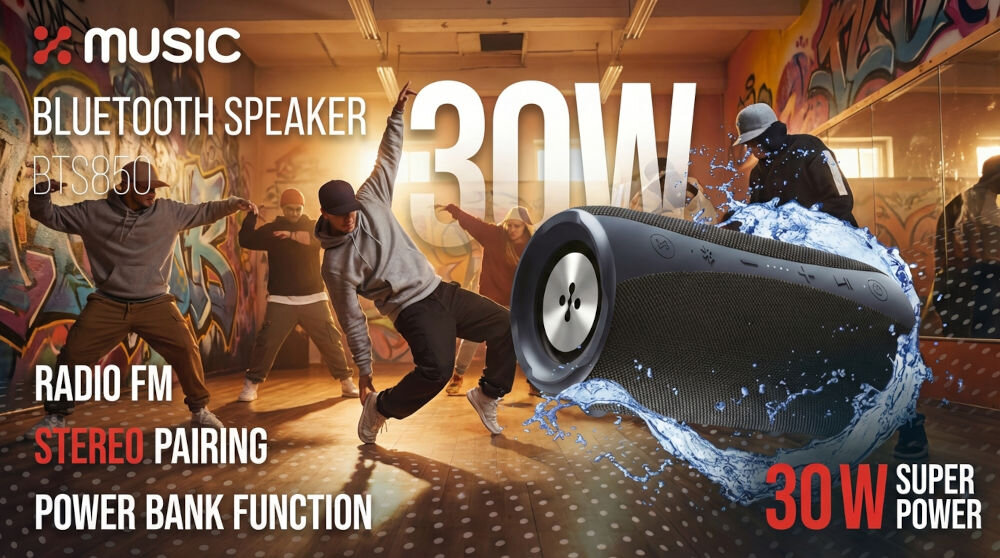 Głośnik Bluetooth XMUSIC BTS850G o dużej mocy 30W z funkcją powerbanku i radia FM, pokazany z dynamicznym efektem rozpryskującej się wody na tle tancerzy breakdance.