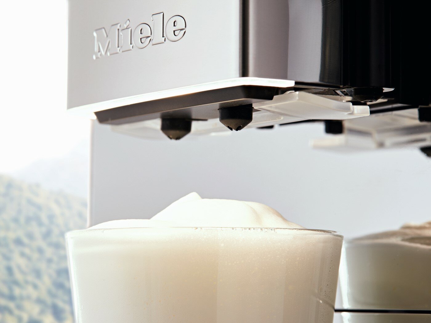 Ekspres MIELE Silver Edition CM 6160 kremowa mleczna pianka
