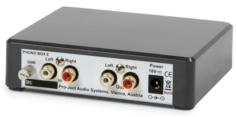 PRO-JECT Phono Box E przedwzmacniacz gramofonowy RCA 47 kΩ 40 dB RIAA 18 V DC, urządzenie na białym tle