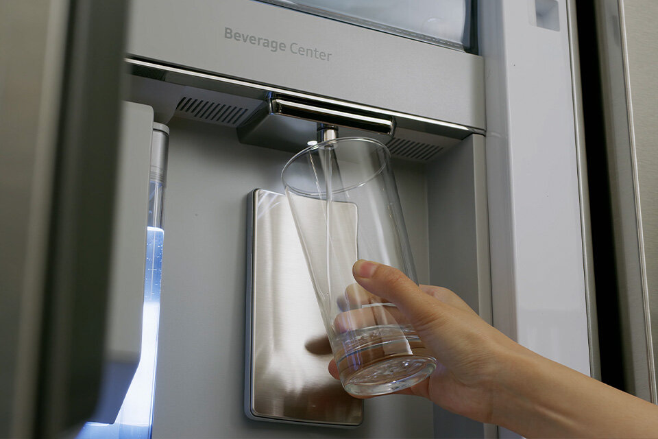 Korzystaj z dedykowanej strefy napojów Beverage Center™ w lodówce Samsung Multidoor. Korzystaj z dedykowanej strefy napojów Beverage Center™ w lodówce Samsung Multidoor.