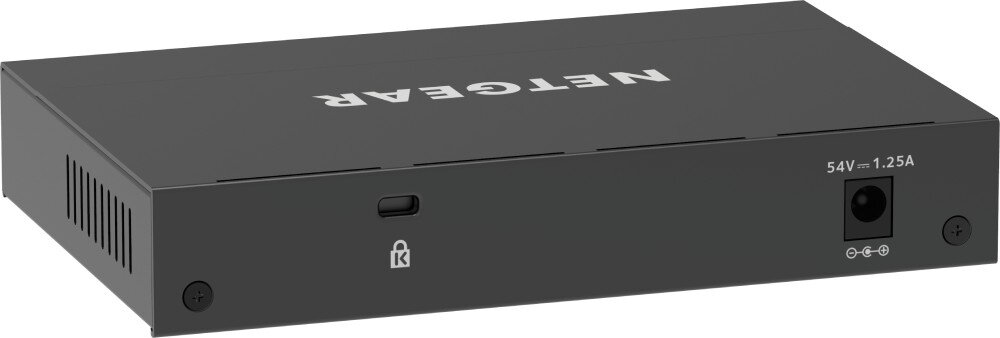 Czarny switch sieciowy z logo NETGEAR na górze obudowy. Na panelu bocznym widoczne są otwory wentylacyjne, a na tylnym panelu znajduje się gniazdo zasilania z oznaczeniem \'54V ⎓ 1.25A\'.