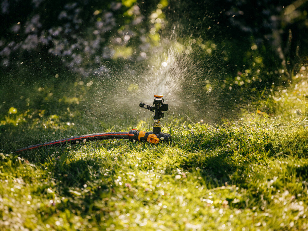 Zraszacz FISKARS 1027029, trawnik, zraszacz, ogród, komfort, zraszacz w ogrodzie, podlewa roślinność wokół