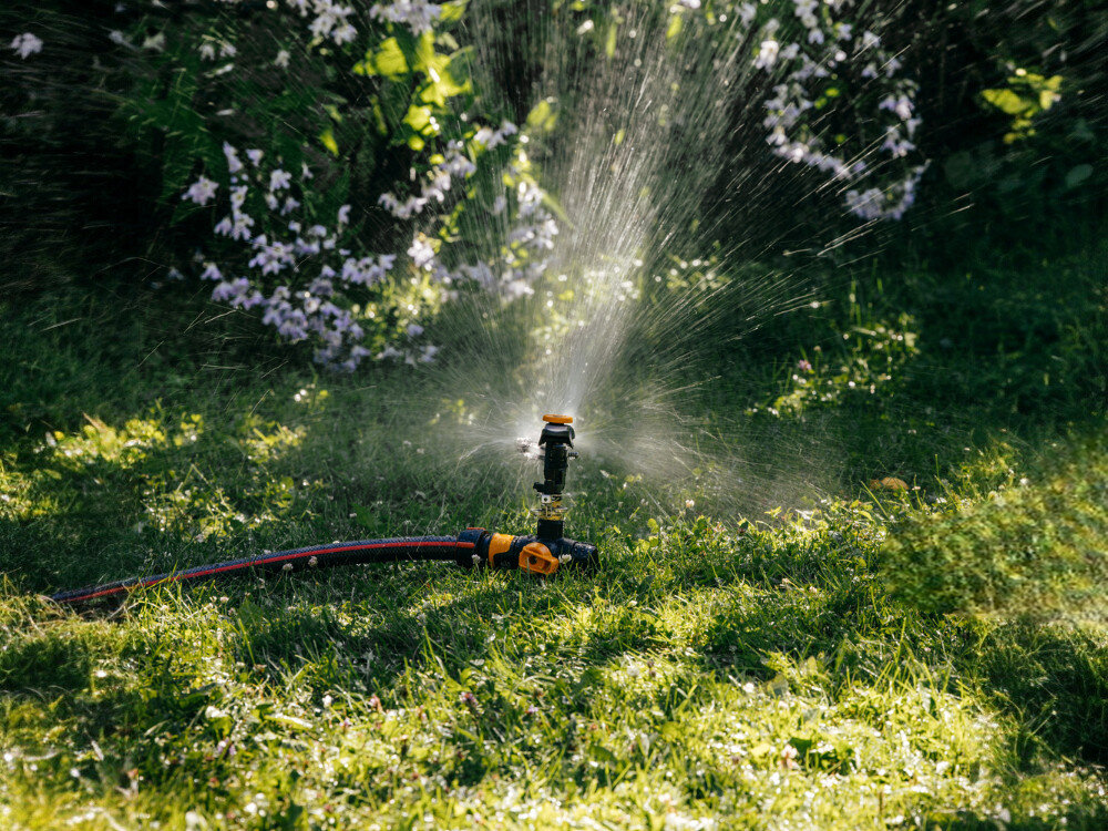 Zraszacz FISKARS 1027029, głowica, metal, szpilka, stabilność, zraszacz w ogrodzie, podlewa roślinność