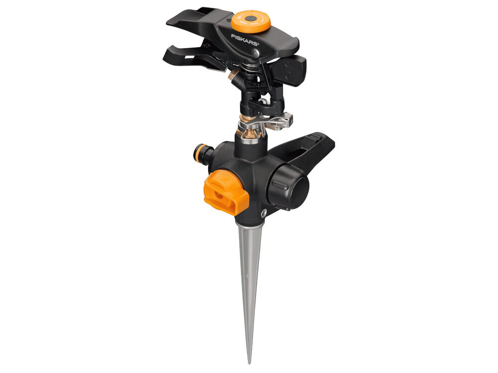 Zraszacz FISKARS 1027029, wymiary, waga, przechowywanie, przyłącze, na białym tle od góry skos, frontem na wprost