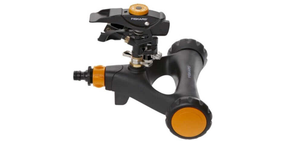 Zraszacz FISKARS 1023656, metal, stabilność, baza, przemieszczanie, na białym tle zraszacz od bocznej strony