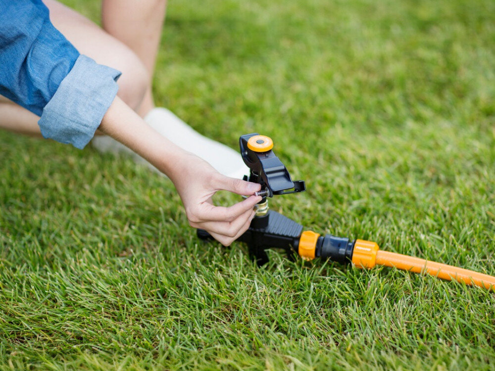 Zraszacz FISKARS 1023656, wymiary, waga, przechowywanie, wygoda, osoba reguluje pokrętło zraszacza