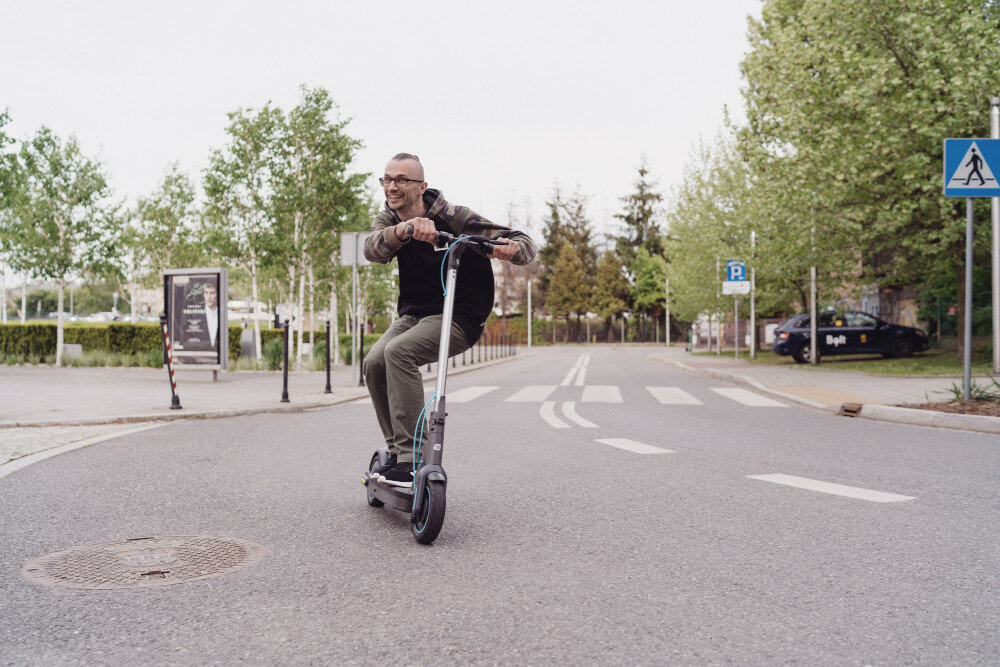 Hulajnoga elektryczna MOTUS Scooty 10 Plus Turkusowy w turkusowym kolorze wysokiej jakości elektroniczne podzespoły unikatowy oryginalny design długodystansowe trasy do 75 km