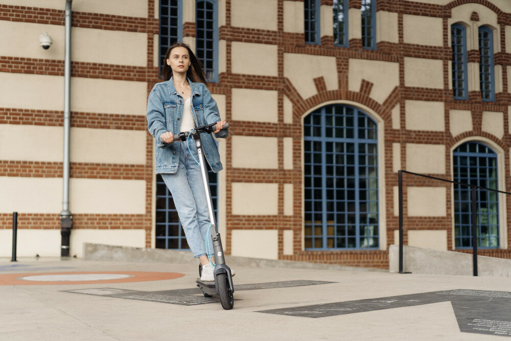 Hulajnoga elektryczna MOTUS Scooty 10 Plus Turkusowy składana stopka wytrzymała nóżka zamontowana w centralnym punkcie ciężkości