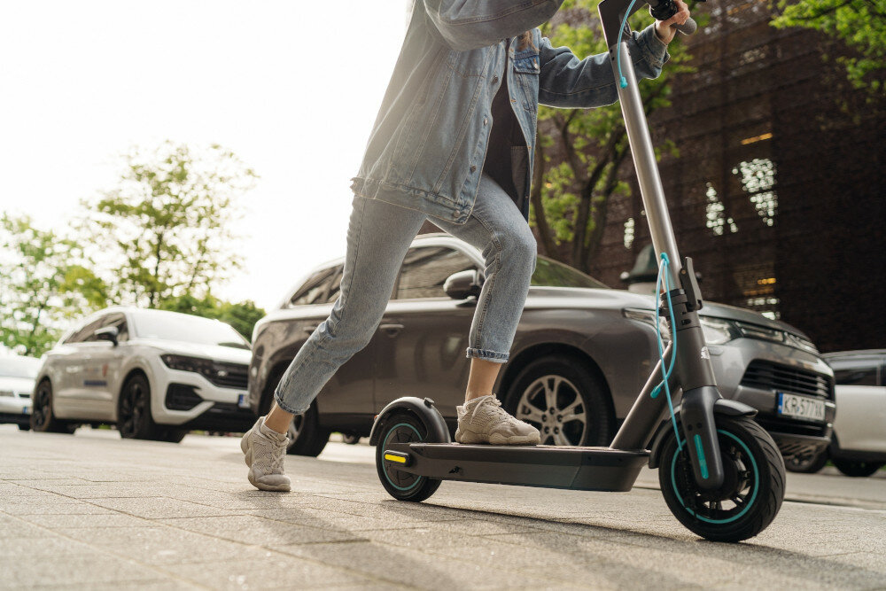 Hulajnoga elektryczna MOTUS Scooty 10 Plus Turkusowy silnik moc 500 W wzniesienie o maksymalnym nachyleniu do 20% maksymalna prędkość do 30 km/h bateria 20 Ah zasięg do 75 km ładowarka 3A czas ładowania 4-5 godziny