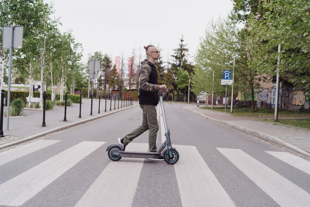 Hulajnoga elektryczna MOTUS Scooty 10 Plus Turkusowy hamulce hamulec przedni bębnowy tylny hamulec KERS odzyskuje energię z silnika